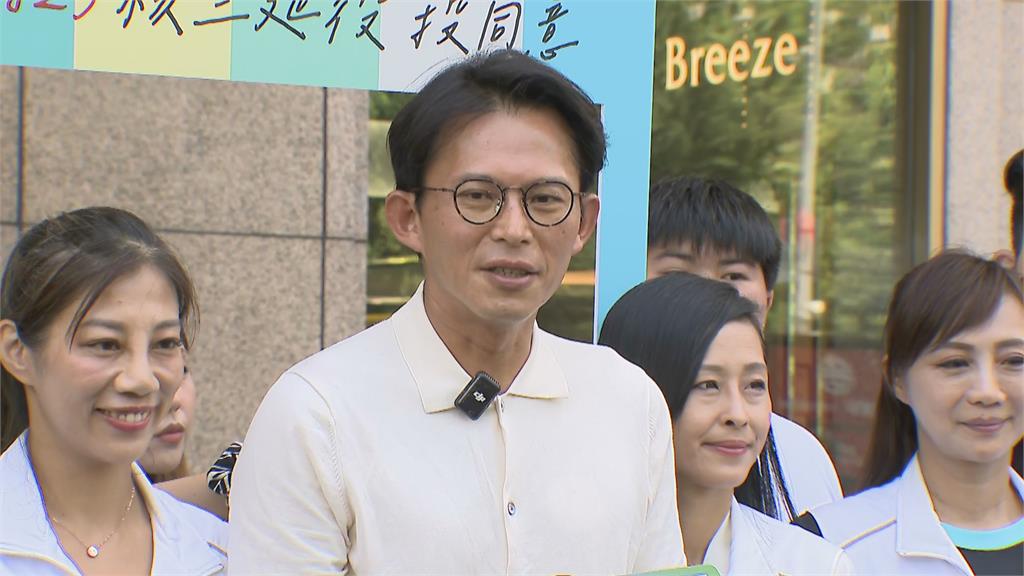 快新聞／特別Dresscode？與太太一白一藍攜手投票　黃國昌回應了