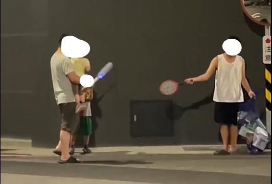 台南蚊子大軍狂出籠 倒垃圾民眾狂揮電蚊拍