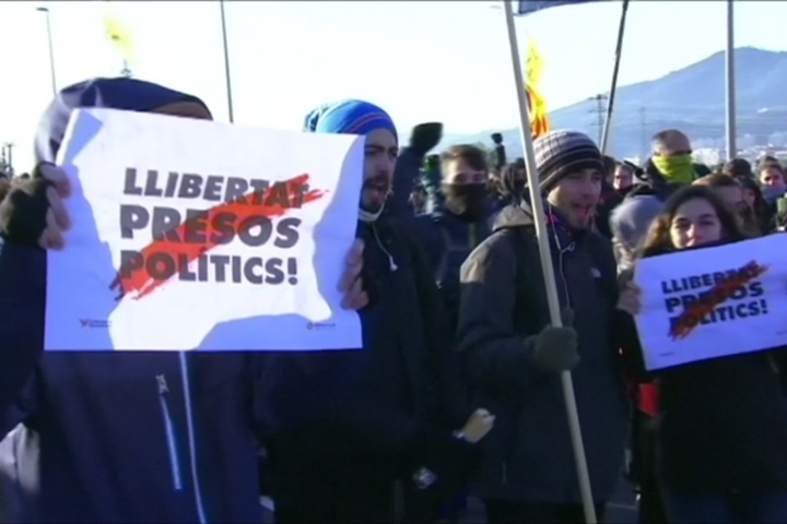抗議政府監禁加泰隆尼亞政治人物 民眾上街罷工