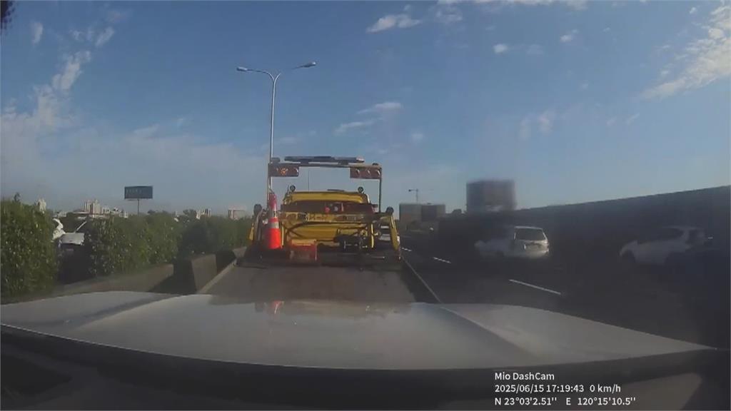 二度傷害！百萬名車國道遭追撞　拖吊業未固定好又重摔