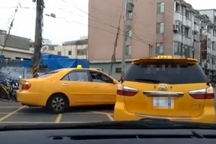 UBER遭4台小黃包夾拍窗怒嗆 車內韓遊客嚇傻了