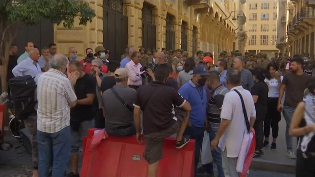 黎巴嫩銀行限制提領　民眾不爽怒砸鐵門