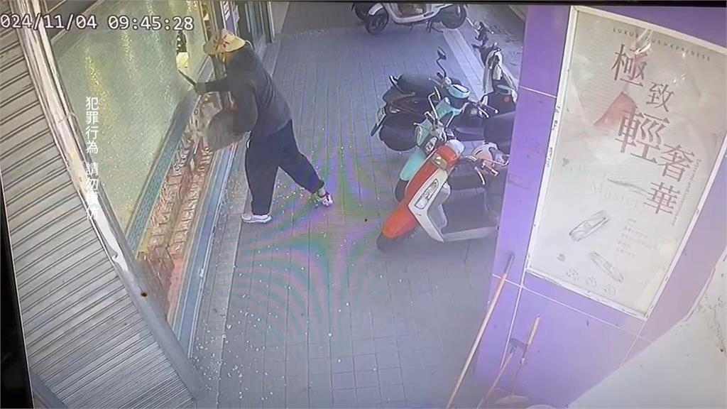 影／匪持榔頭搶銀樓搜刮百萬金飾　遭女騎士撲倒壓制在地
