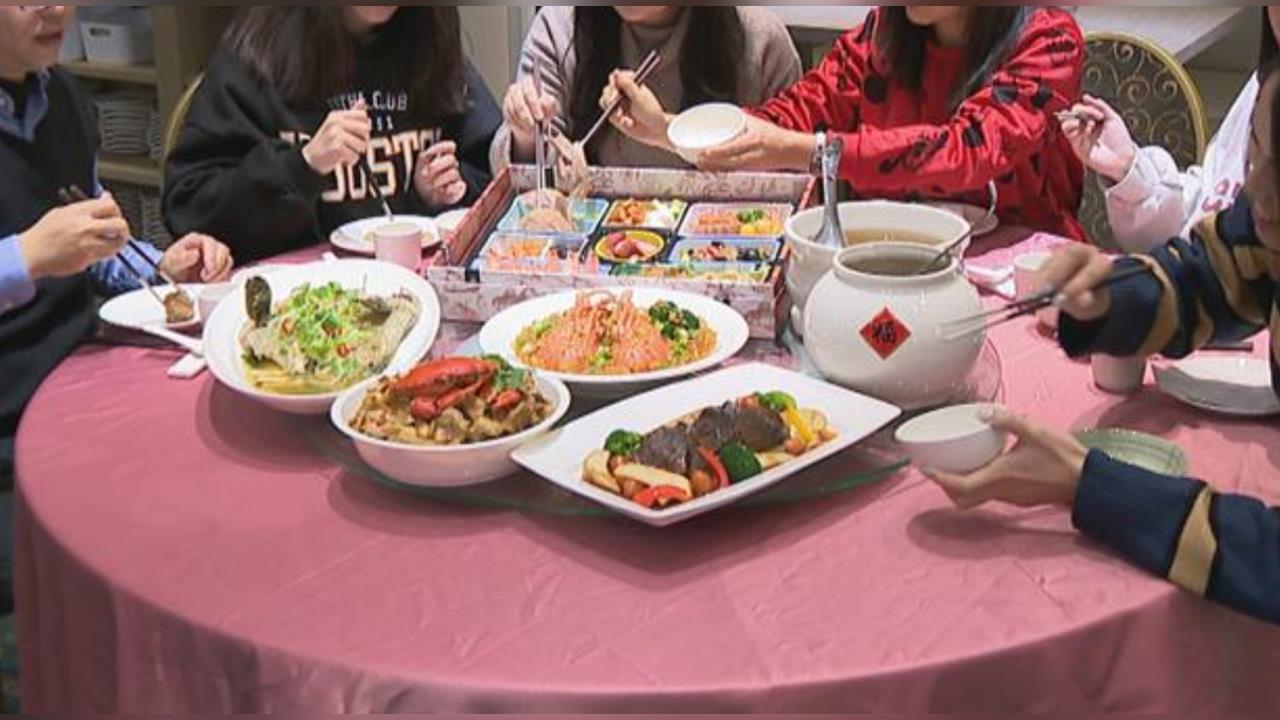 過年圍爐「鐵綠vs.深藍」晚輩們怕爆!內行拋1大絕:一個就打全部了