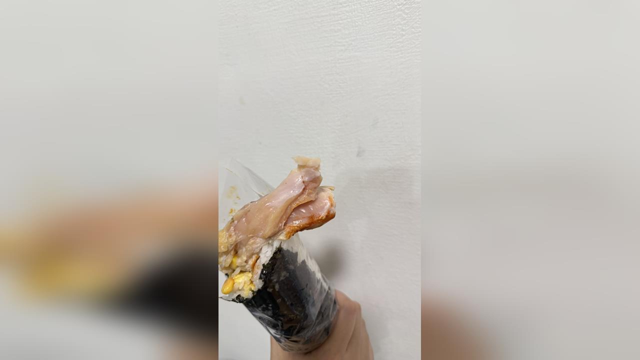 韓式飯捲咔啦雞"整塊生的"　消費者怒檢舉　控店家沒任何關心