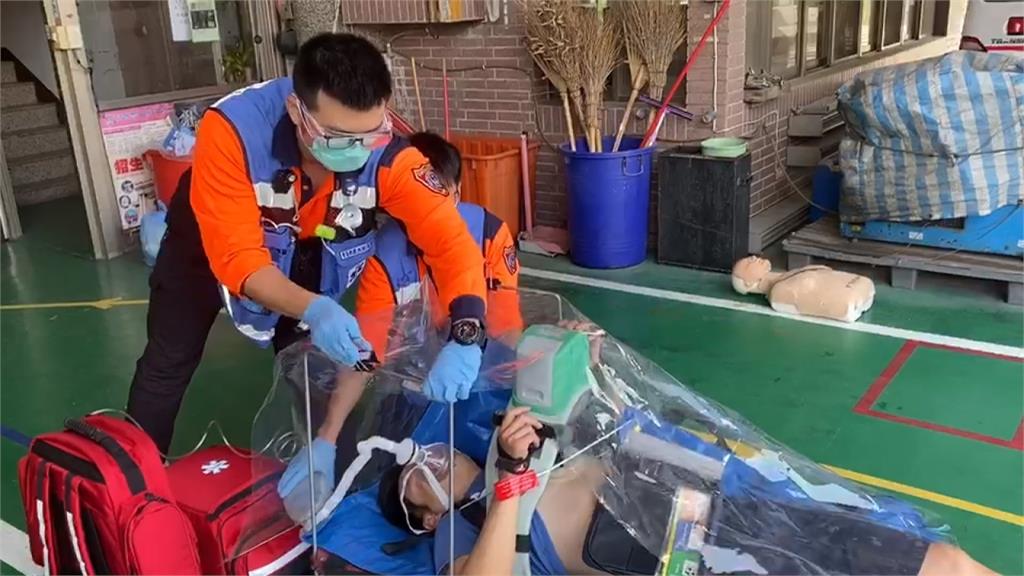 提升出勤安全性 台南消防局研發「戰疫防護罩」