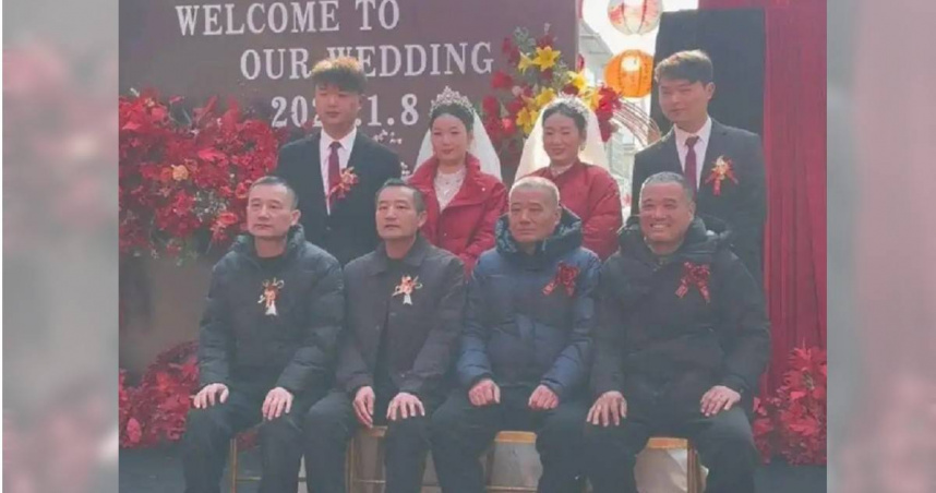 孿生姐妹嫁雙胞胎兄弟！2對新人長輩「也是雙胞胎」　8人合照驚呆網