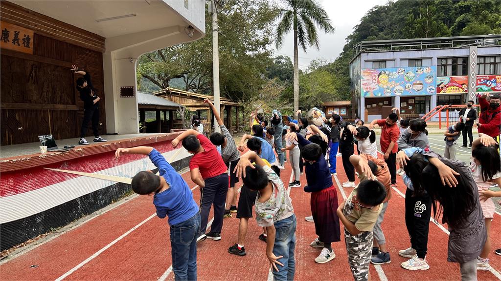 <em>鳳凰藝能</em>20週年！ 12位藝人到偏鄉當藝術老師陪學生體驗戲劇表演