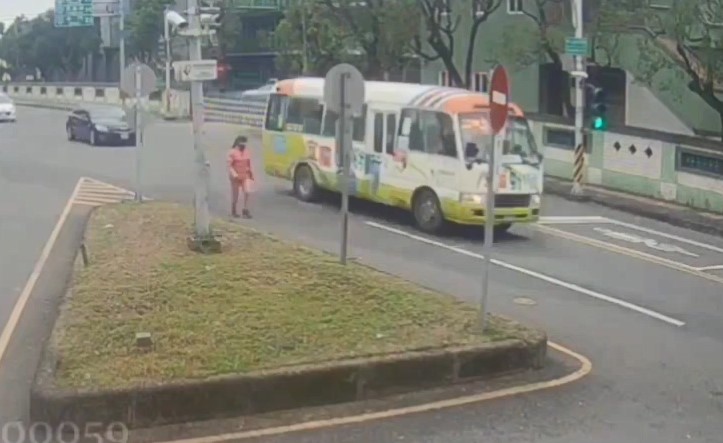 移動式路霸！　宜蘭羅東婦人衝進車陣中釀大塞車