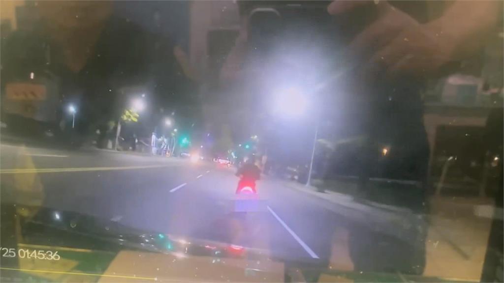 高雄高雄女騎士闖2燈拒檢逃逸　行駛快車道自撞身亡