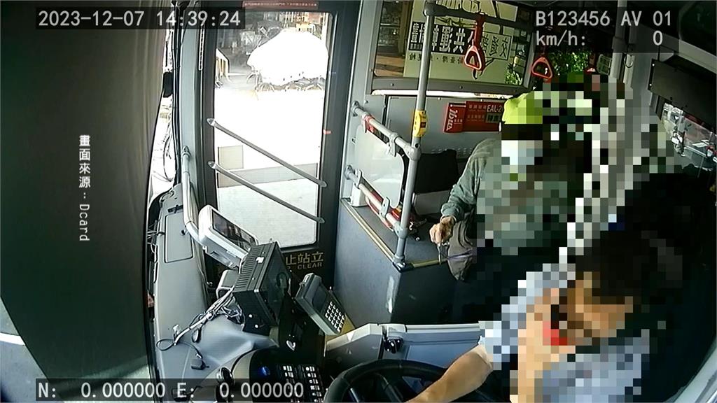 老翁搭公車詢問路線　遭司機沿路飆罵乘客傻眼