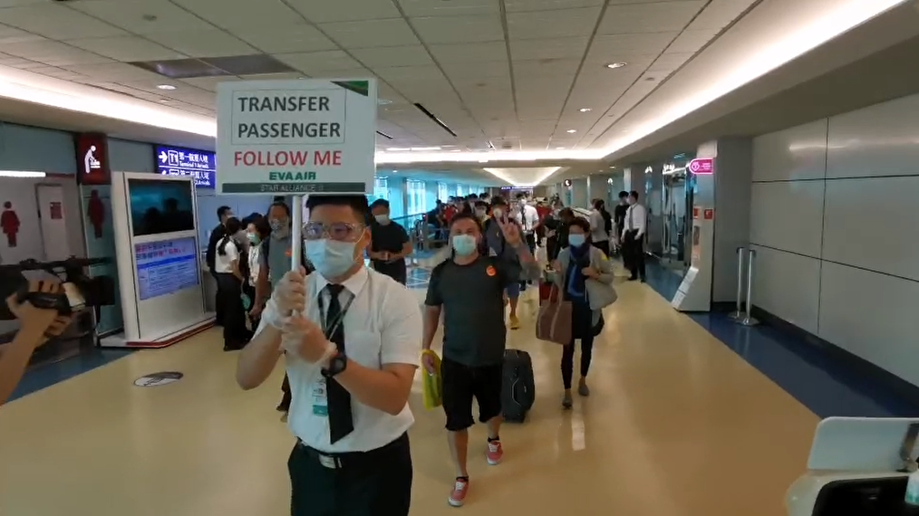快新聞／首批轉機客搭長榮航班來台過境 旅客讚過程順暢  