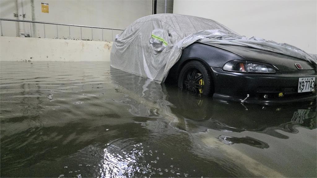 快新聞/台中大里運動公園收費停車場「水從排水孔湧出」 仍淹半個輪胎高