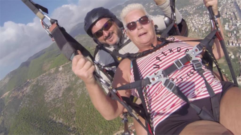 70歲阿嬤玩飛行傘主繩斷 教練冷靜解危落海