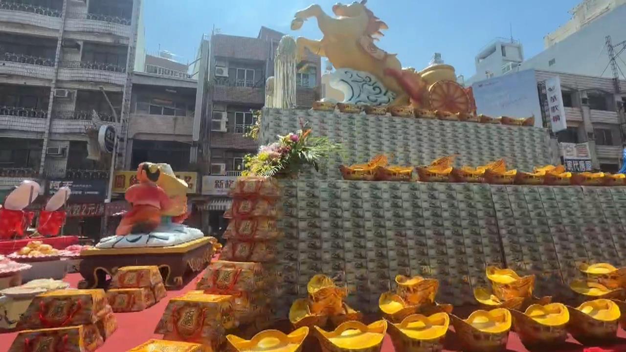 嘉義城隍廟中元普度! 2萬千元鈔疊出"真鈔金馬牆"