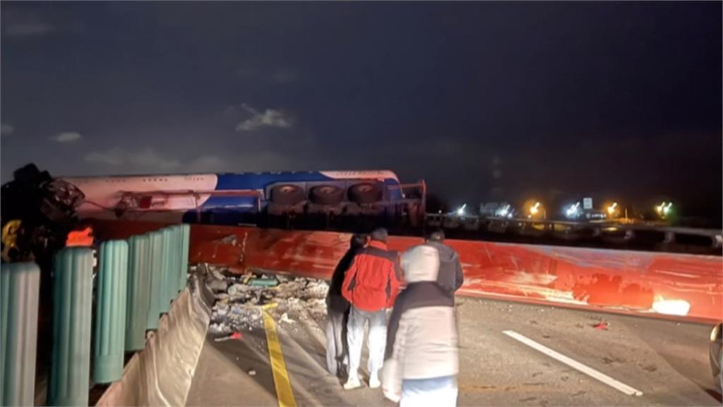西濱快速道槽車追撞拖板車　雙雙衝到對向翻覆