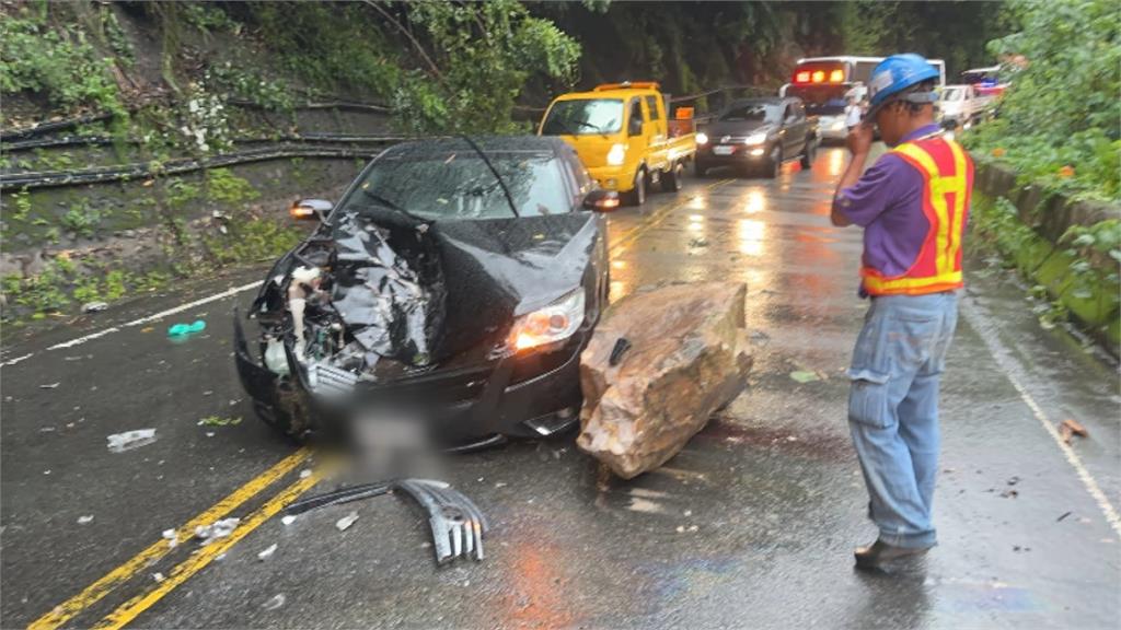 午後暴雨！　台8線20.5K白冷路段落石砸車　2輕傷送醫