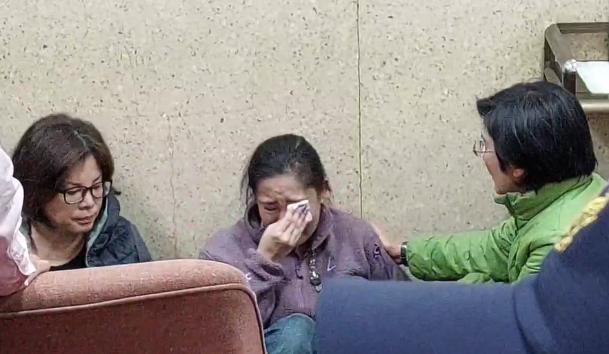 快新聞／藍委暴力占領主席台　吳思瑤坐地痛哭畫面曝光
