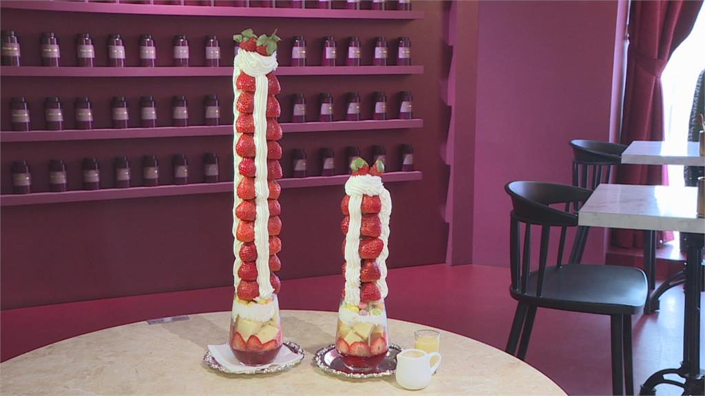 果凍與蛋糕鋪成底座　30公分草莓塔令人垂涎
