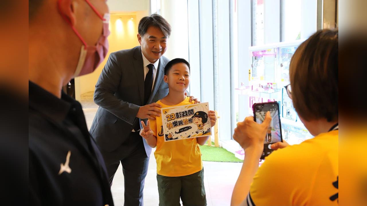 彭政閔開心與小球迷合影。（圖／台灣棒球名人堂提供）