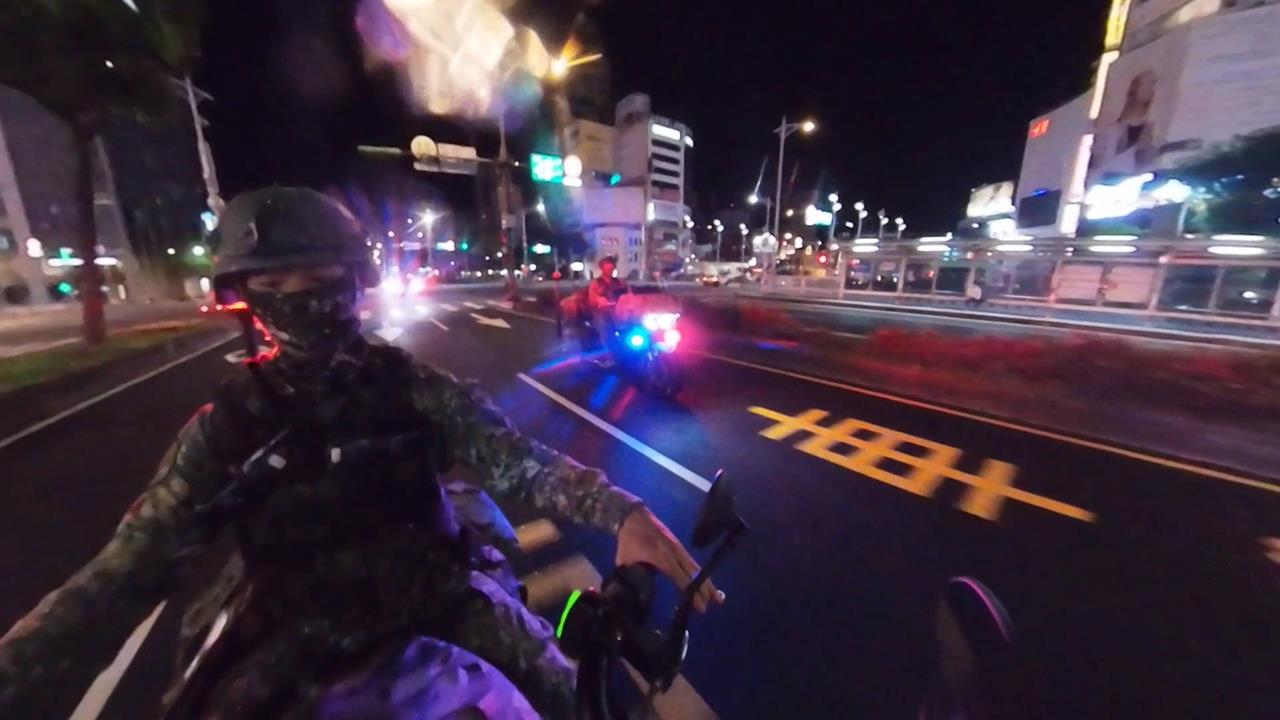 國軍立即備戰操演第三天　雲豹八輪車奔馳台北街頭罕見畫面曝