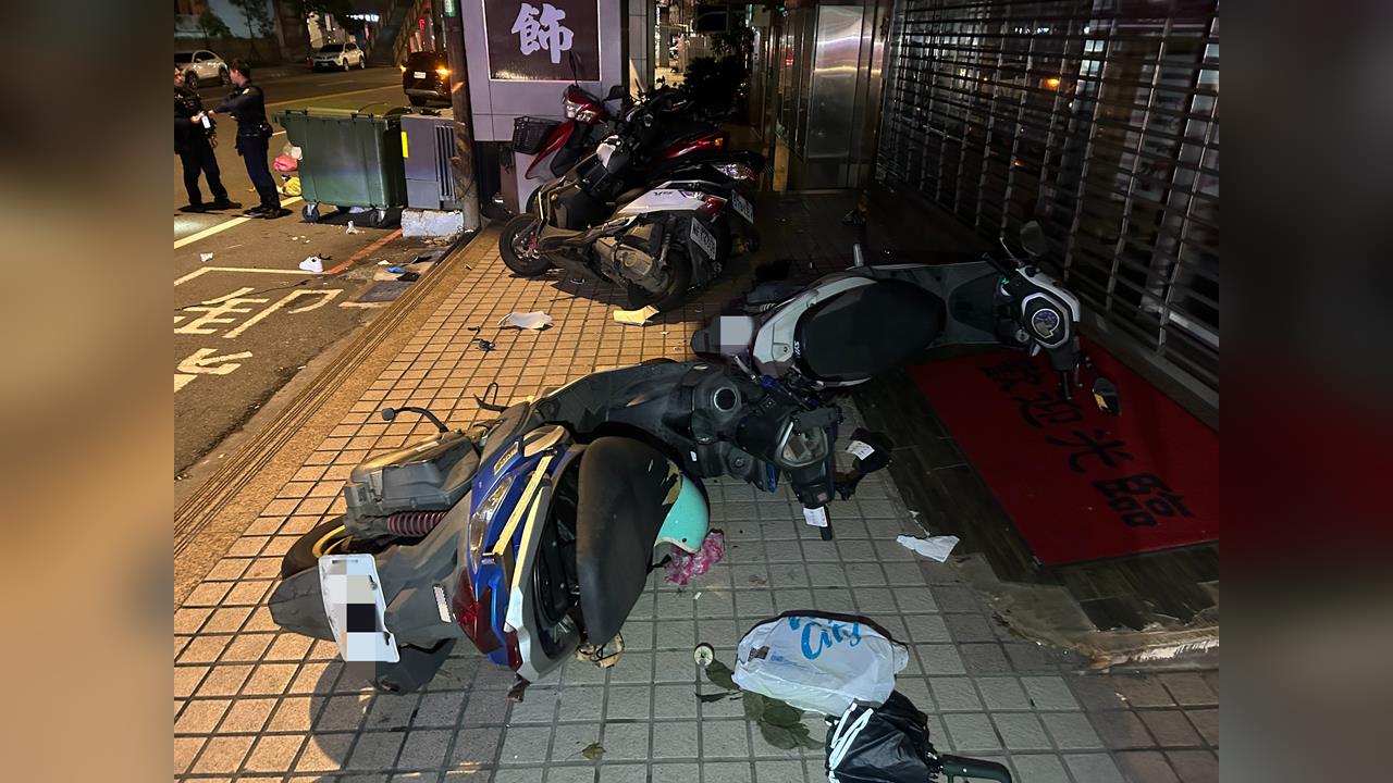 快新聞／桃園重機撞飛5車！先撞斜坡再衝向摩托車　街頭一片狼藉