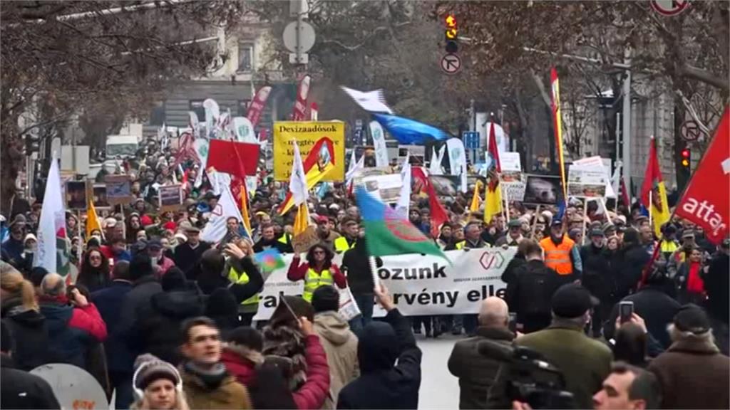勞動法修正案年加班400小時 匈牙利勞工抗議示威