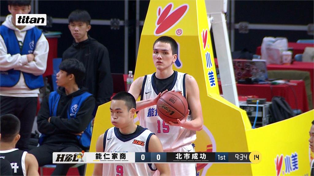 HBL(影)/台俄混血中鋒傅雋堯一夫當關　能仁家商勝北市成功高中