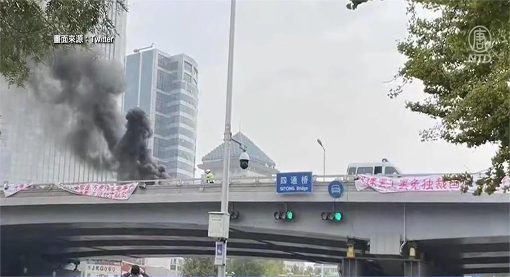 北京掛布條 喊罷免習近平 現代坦克人身分曝光