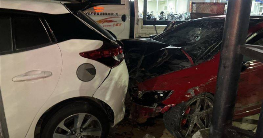 高雄死亡車禍！轎車失控衝撞慢車道　2騎士無辜慘死