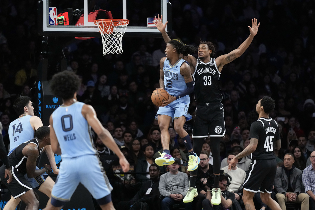 NBA／這球神扯！灰熊一哥360度「假灌真上籃」 　球評：太不真實了！