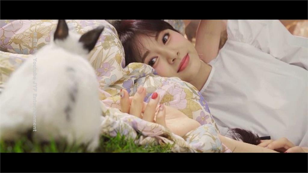 TWICE新MV預告釋出！周子瑜躺團員腿上 粉絲：戀愛了