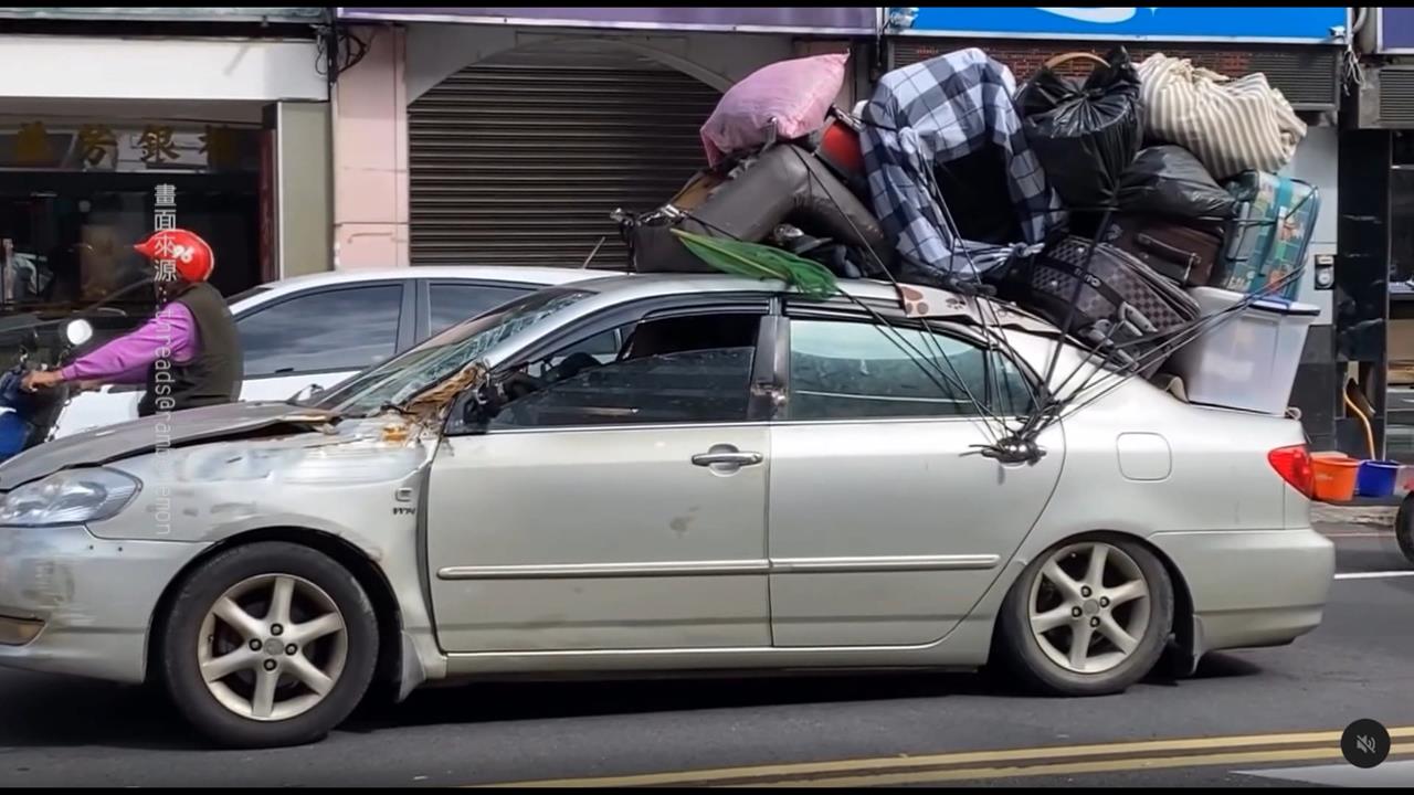 危險！男家當綁車頂到處趴趴走 網友戲稱''阿北的移動城堡''