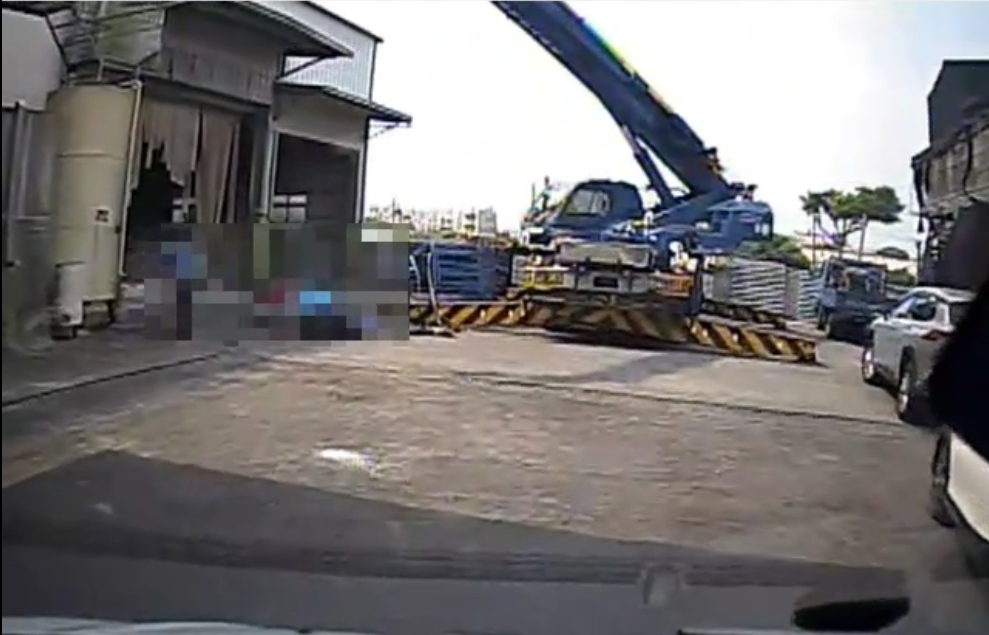 飼料廠修繕屋頂吊車吊臂斷裂　工人墜落釀嚴重死傷