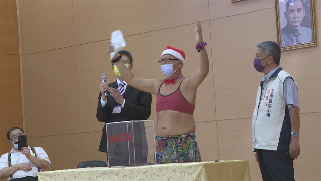 「台灣阿成」運動內衣配短裙　要選嘉義市長卻喊「選總統」