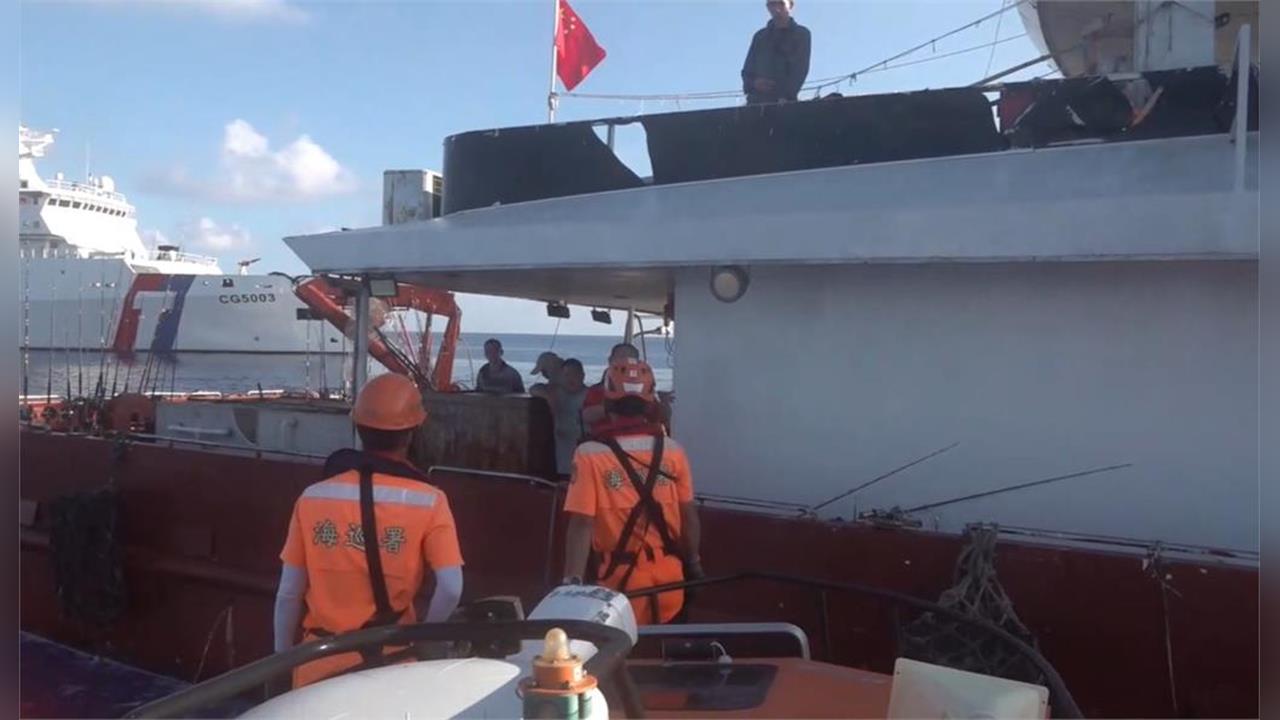 中國入侵我國海域慘了！海巡激戰猛攻「中國船駕駛艙全毀」他曬震撼畫面：稅金要用在這