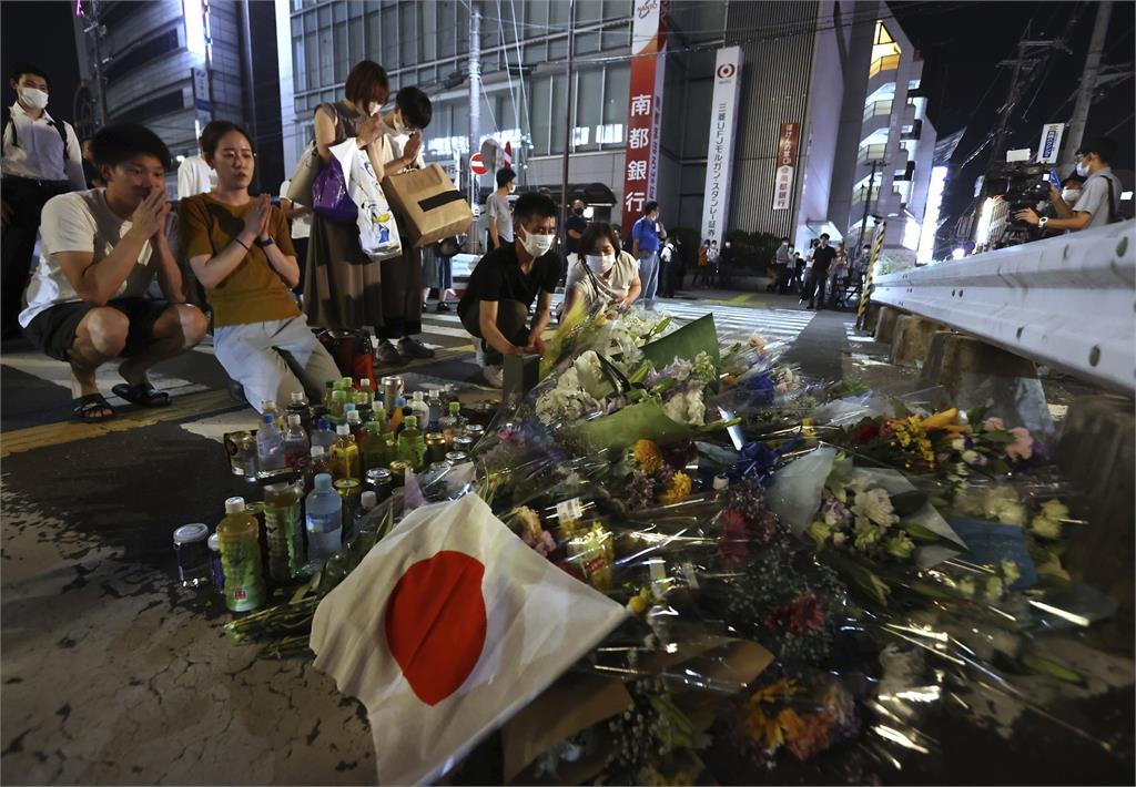 快新聞／令人鼻酸！ 民眾赴安倍晉三遇刺現場獻花哀悼