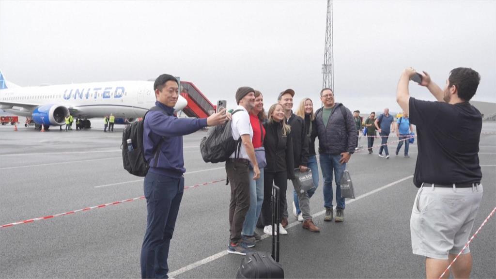 川普生日開航！美直飛格陵蘭首航話題熱　旅客搶搭賞奇景