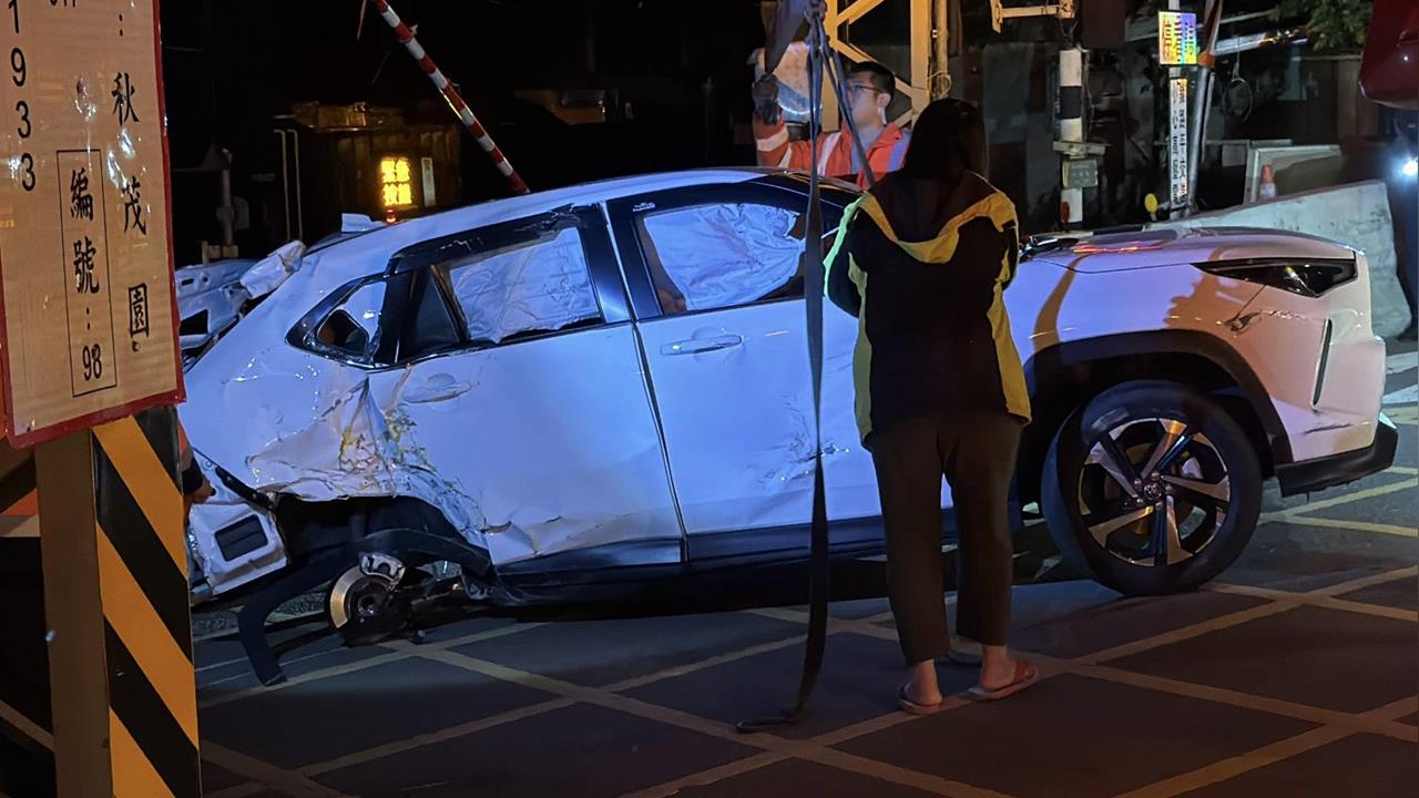 快新聞／離譜副站長！疑翹班闖平交道撞火車　台鐵：究責懲處