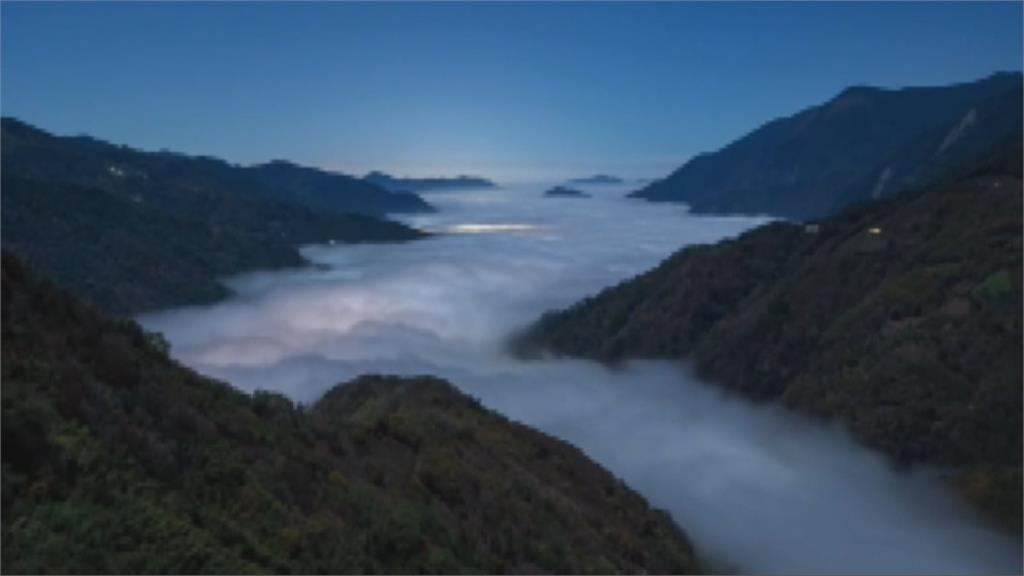 大崙山、信義望高地區現「雲瀑秀」　雲海翻動如煮滾中牛奶鍋