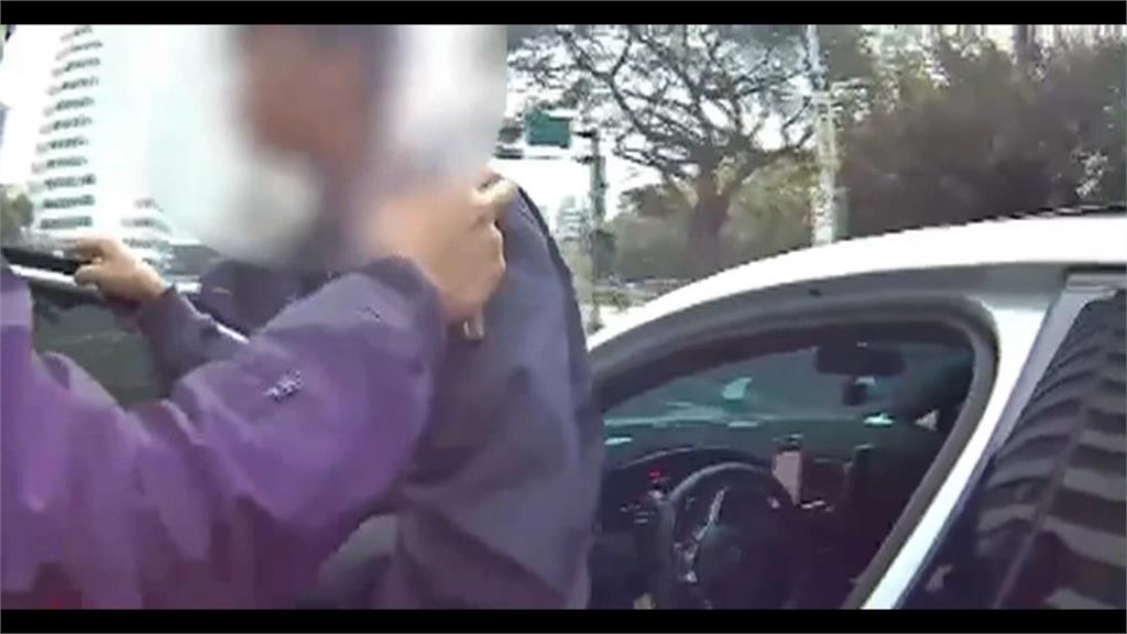 綠燈還不走？竟是駕駛昏睡　警到場把叫醒人聞到這味道