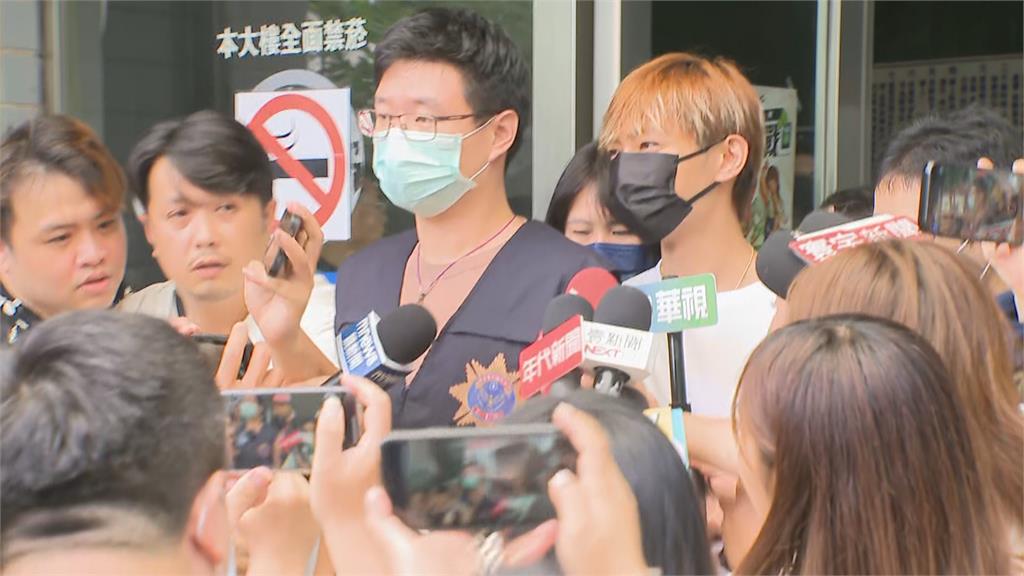 快新聞/炎亞綸步出警局畫面曝光! 面對提問親回4字