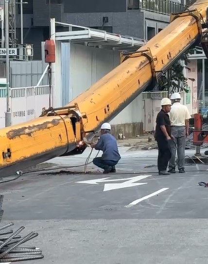 風太強？桃園建案吊車失控翻覆　鐵條砸傷路人送醫