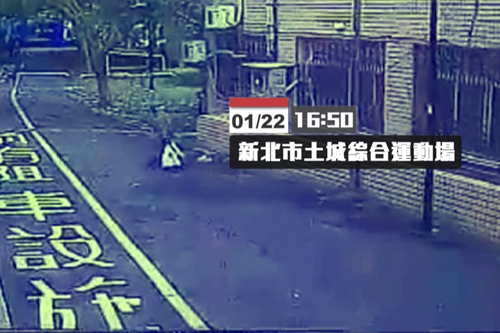 無聊當有趣！學生惡作劇 朝落單路人潑髒水