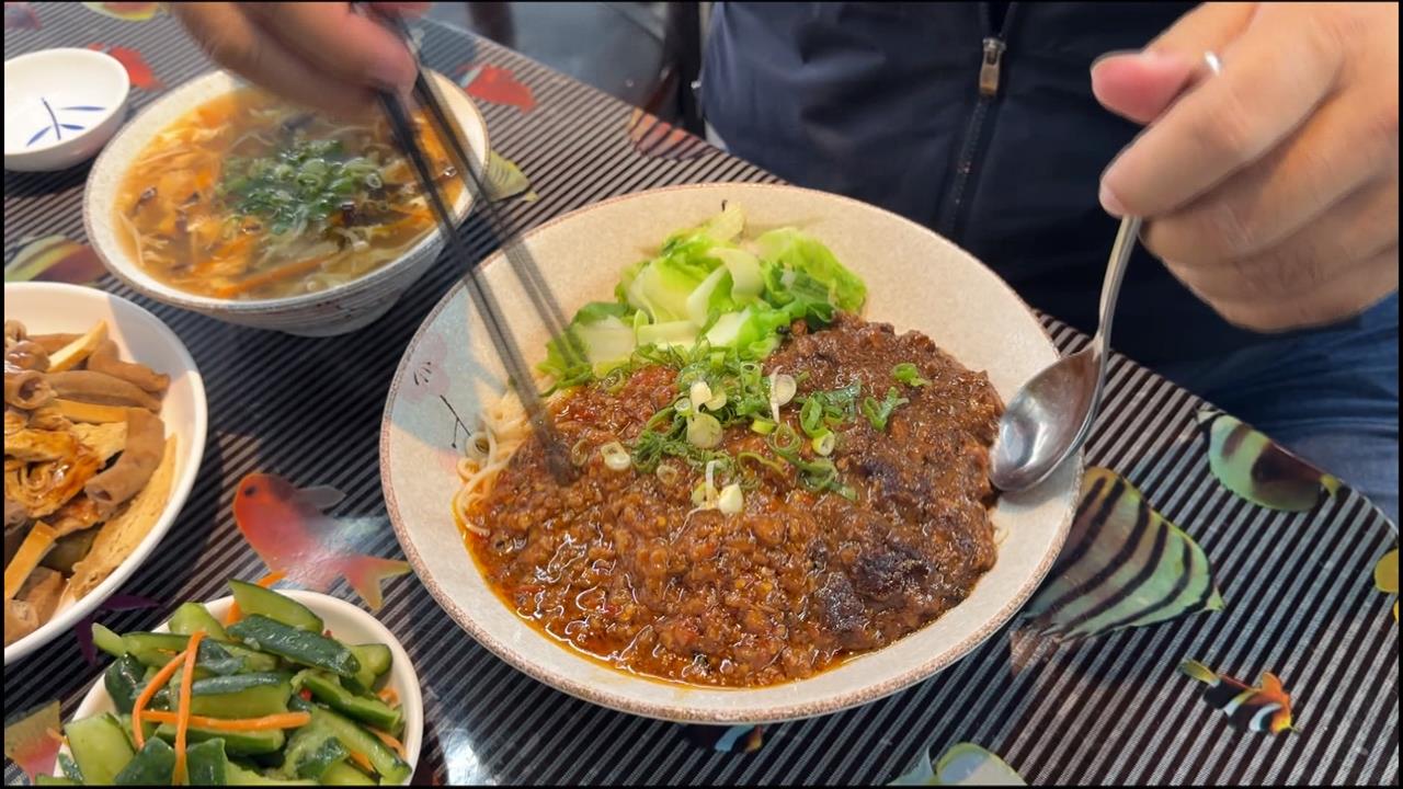 小黃帶路吃美食／桃園愛店　「乾麵配酸辣湯」這家最對味