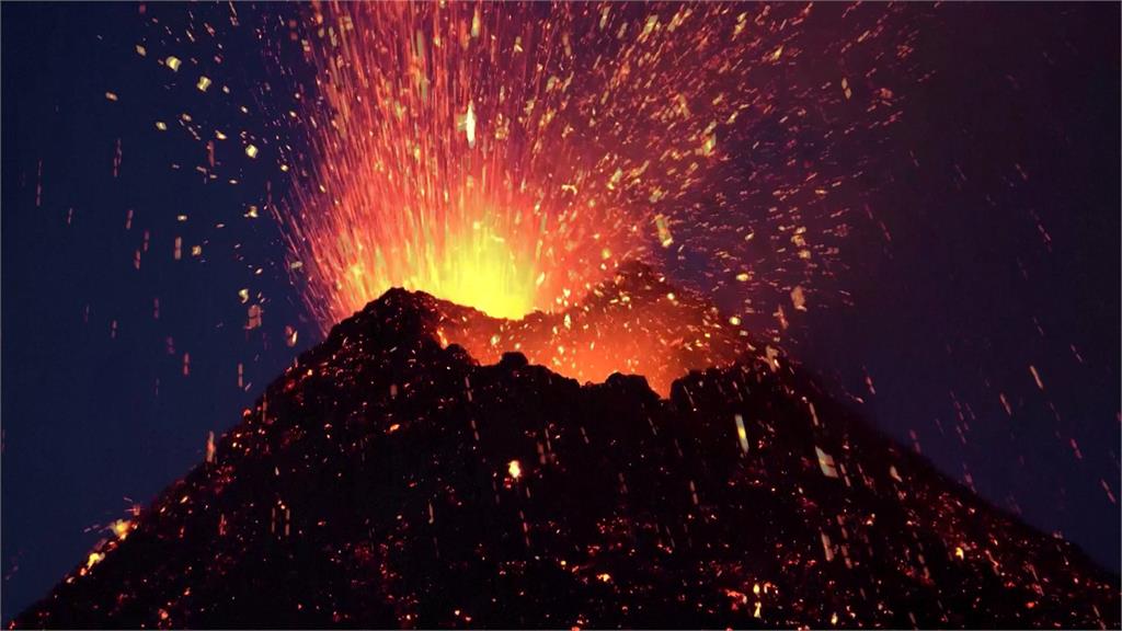 義大利「埃特納火山」噴發　火山灰覆蓋卡塔尼亞街道黑壓壓