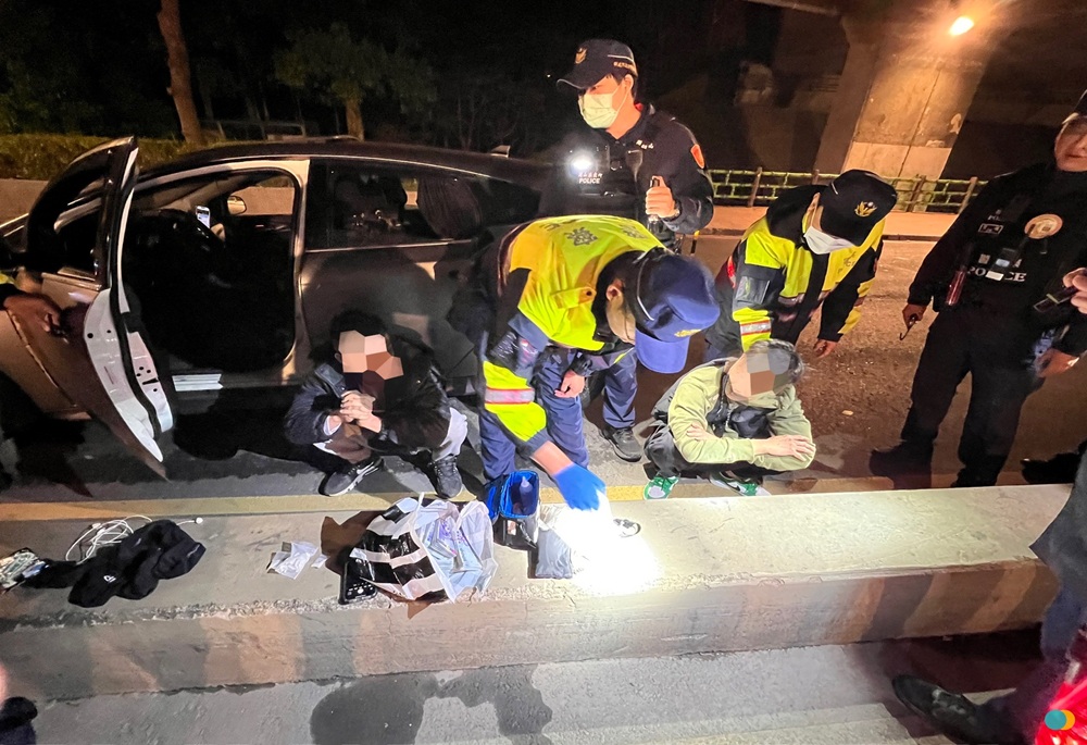 臭襪子藏毒規避臨檢　三峽警眼尖查獲行動運毒車逮3毒蟲