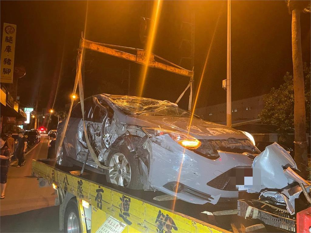 疑疲勞駕駛！越南籍男子駕車載同鄉連撞５車　「烏龜翻」躺馬路
