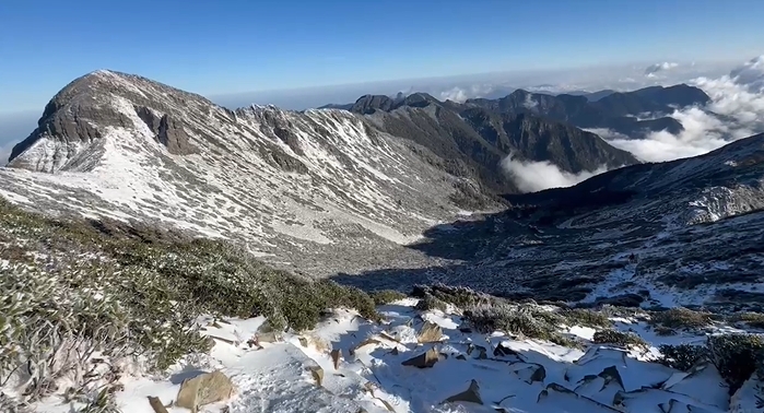 快新聞／雪山迎來初雪！　絕美銀白世界「畫面曝光」