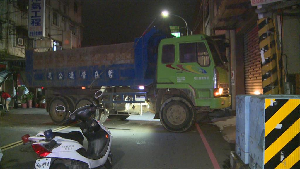 卡拉OK獨飲「隔壁太嗨」　男開砂石車撞店家